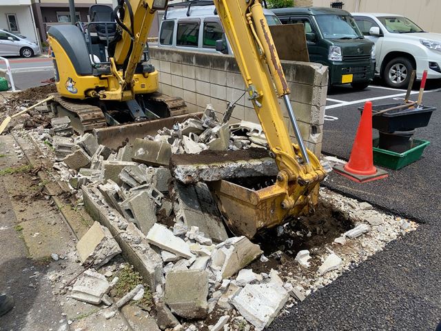 東京都目黒区原町の鳥居・祠撤去工事中の様子です。
